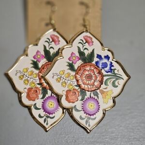 Plunder Nonie earrings. Vintage floral design on gold, lightweight metal.